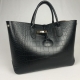 Longchamps Handtas Croco Zwart. Deze tas is in nieuwstaat met bronskleurig leren binnenkant en dustbag.